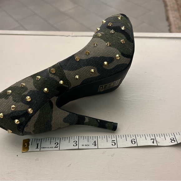 Shoedazzle camouflage Studded Heels size 8 A couple of peel spots inside minor! - Picture 7 of 10
